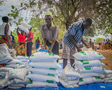 Photo: WFP/Paul Mboshya Jr, beneficiaries receiving relief maize meal and pulses of beans at a distribution point in Gwembe