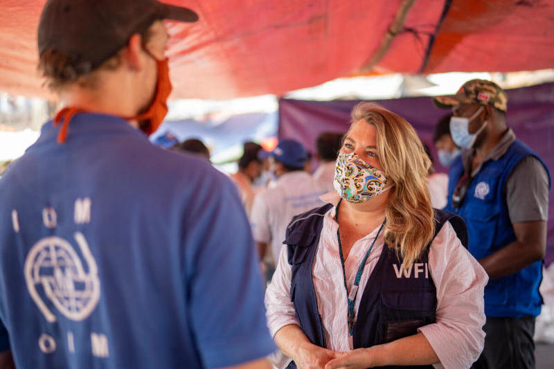 Sheila Grudem, Senior Emergency Coordinator of WFP in Cox’s Bazar discusses with an official from IOM in the Kutupalong Balukhali Rohingya refugee camp. Photo: WFP/Sayed Asif Mahmud