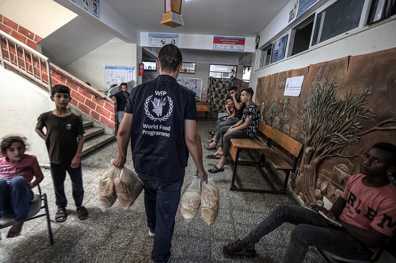 WFP bread distribution at UNRWA school that is a designated shelter in times of emergency. © WFP/Ali Jadallah