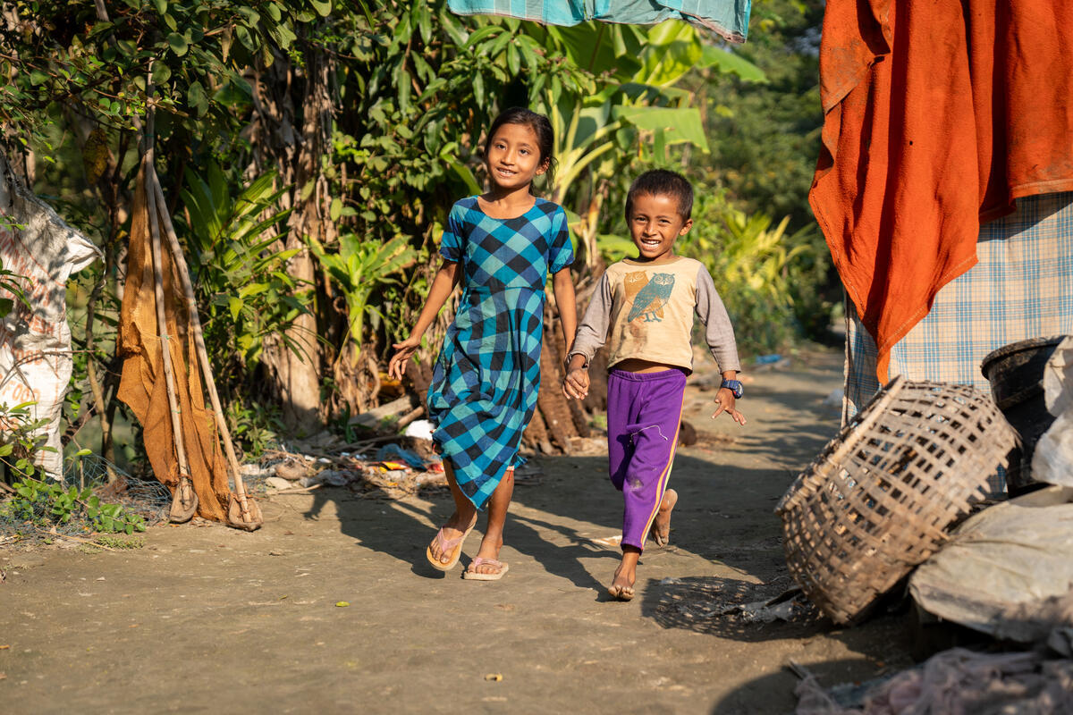 Children outside in Noakhali, Bangladesh. WFP/Akram Hossain