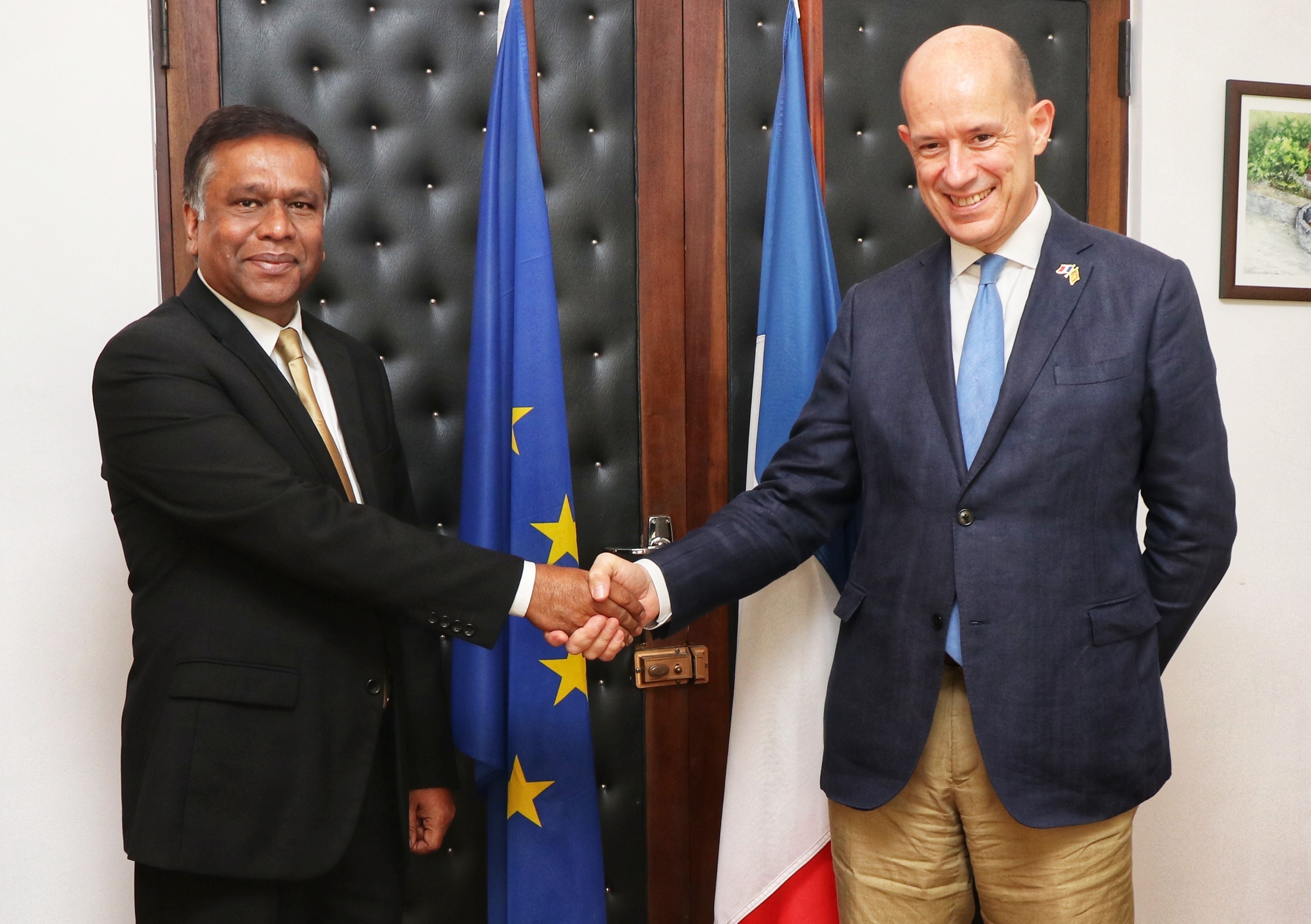 H.E. Jean-François Pactet, Ambassador of France in Sri Lanka, met with Abdur Rahim Siddiqui, WFP Sri Lanka Representative and Country Director, to discuss plans for improving food and nutrition security in the country. [Photo by Lakna Paranamanna]