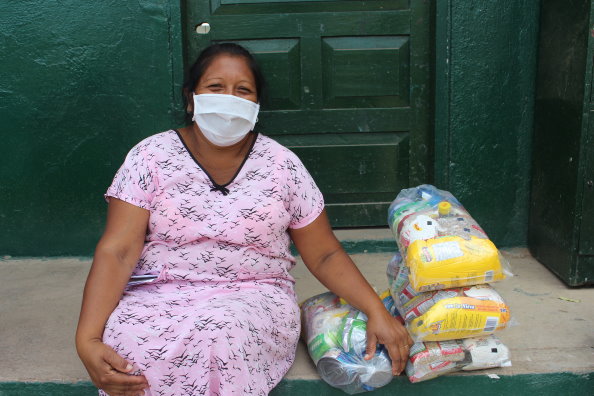 Photo: WFP/Miller Choles, Woman receiving food from WFP for their children who study at the Divina Pastora Educational Institution in Riohacha, La Guajira, Colombia.