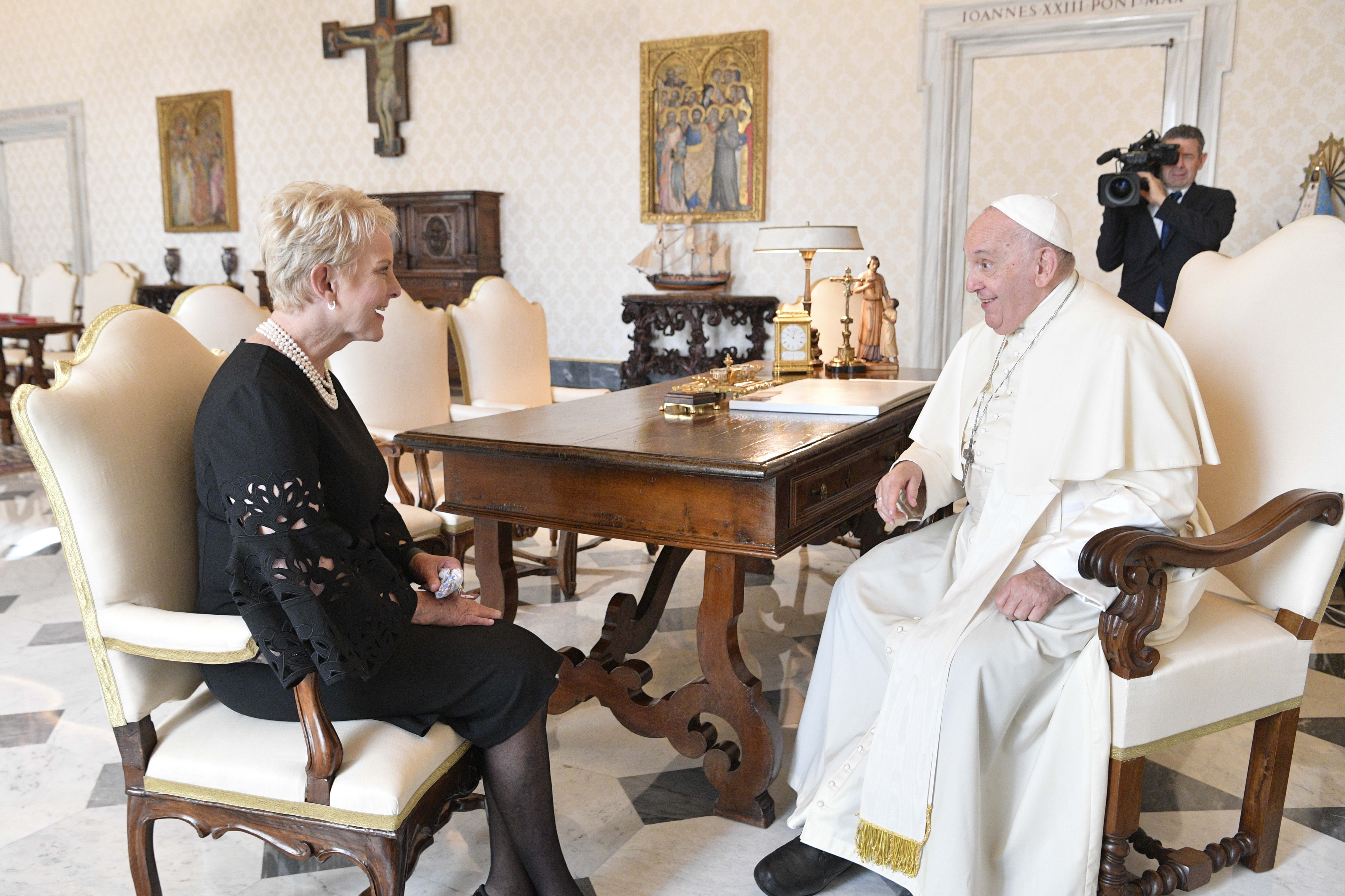Copyright Foto © Vatican Media. Ms. Cindy McCain, Executive Director World Food Programme, audience with Pope Francis.