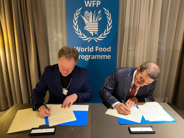 WFP’s Executive Director David Beasley and Dr. Bandar Hajjar, President of the IsDB Group, signed a MoU in Davos, Switzerland. Photo: WFP/ Photogallery.