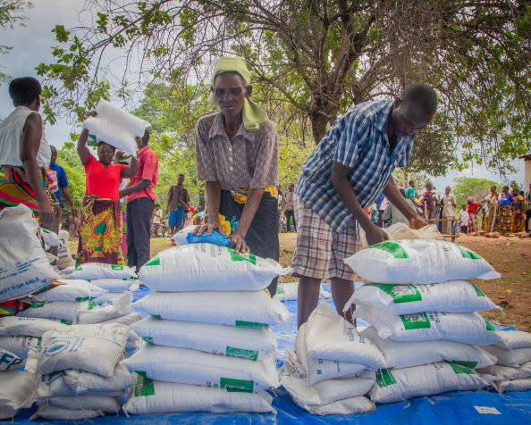 Photo: WFP/Paul Mboshya Jr, beneficiaries receiving relief maize meal and pulses of beans at a distribution point in Gwembe