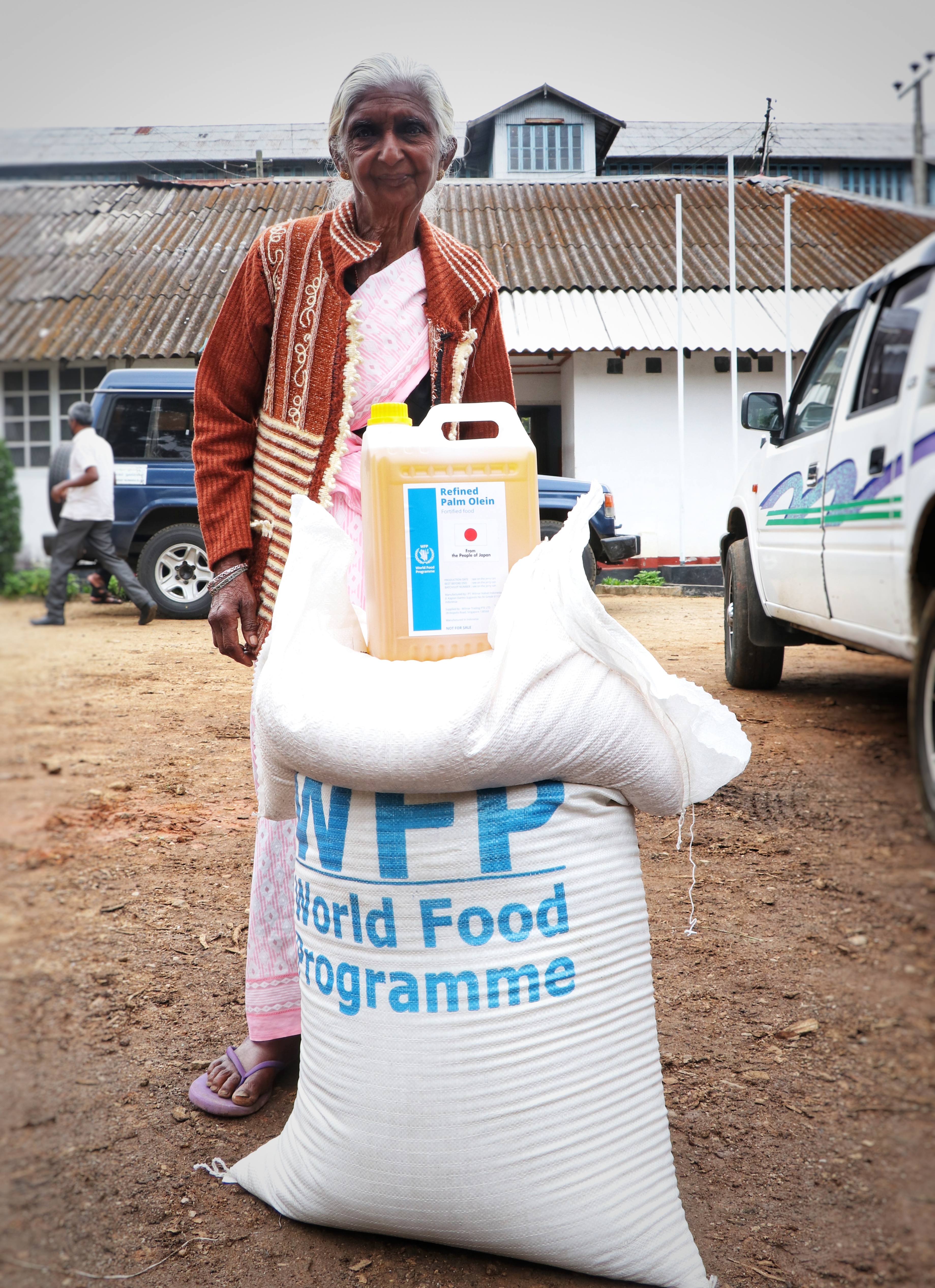 Rondawelu Yogambal, from Nuwara Eliya, with the rations she received through WFP, with funding from Japan.