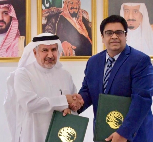Abdullah Al Rabeeah, Supervisor General of the King Salman Humanitarian Aid and Relief Centre of the Kingdom of Saudi Arabia, pictured, left, with WFP Chief of Staff Rehan Asad. Photo: WFP