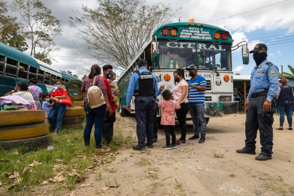 Photo: WFP/Julian Frank, close to the Corinto border with Guatemala, police stop buses carrying migrants to check documentation and COVID-19 test results.