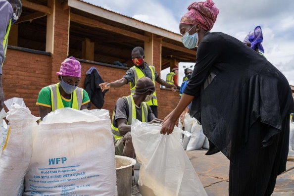 WFP/Badre Bahaji, WFP is providing cash transfers to refugees in Dzaleka Refugee Camp, Malawi to use to buy preferred food in local markets.