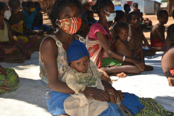 WFP/Krystyna Kovalenko, emergency distribution of hot meals to elderly population and malnourished children in the drought-affected regions of southern Madagascar. WFP/Krystyna Kovalenko, emergency distribution of hot meals to elderly population and malnourished children in the drought-affected regions of southern Madagascar.