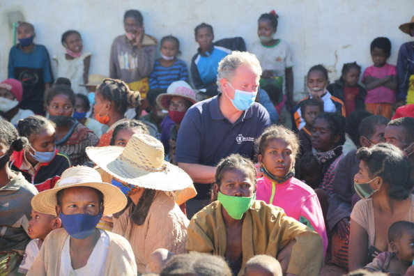 Photo: WFP/ Shelley Thakral, Executive Director David Beasley meets families and children seeking treatment for severe malnutrition at a nutrition centre in southern Madagascar in Ambovombe district.