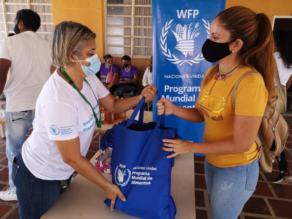 WFP/Elio Rujano. WFP launched on 6 July 2021 its school meals programme in the state of Falcón, Venezuela, targeting children under the age of six who are enrolled in pre-primary schools and school staff. Parents and legal guardians came to the schools to pick up their children’s monthly ration. 