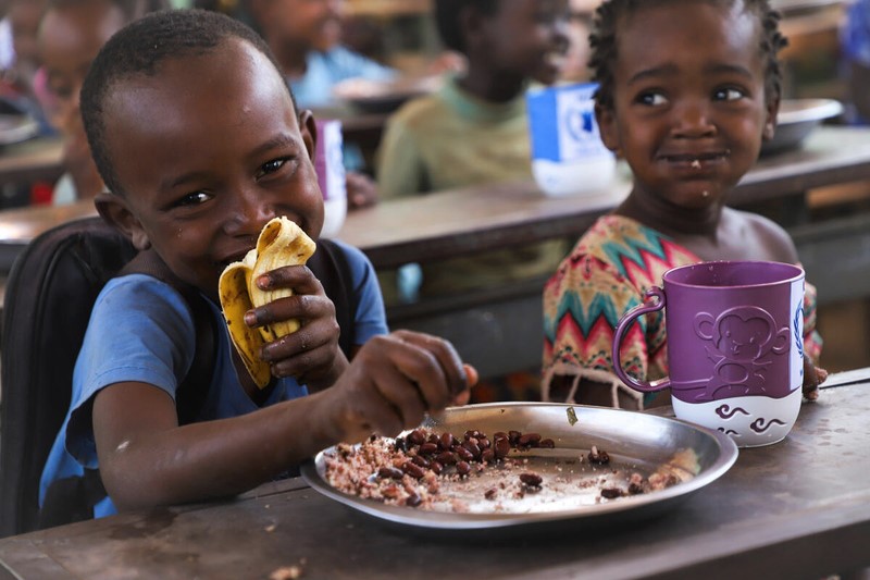 Students served lunch at Alduba Primary School as WfP’s home grown School feeding programs in Ethiopia’s South Omo zone.