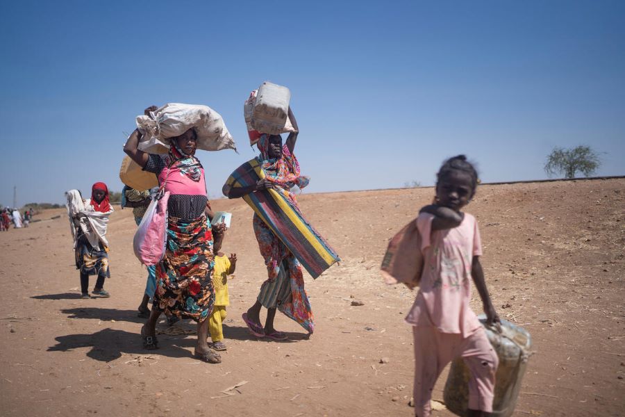 WFP/Eloge Mbaihondoum WFP distributing food to newly arrived refugees crossing into Chad and settling in temporary shelters.