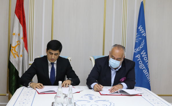 From right: Mr. Shelalizoda Bahodur Ahmadjon – Chairperson of  the Committee for Environmental Protection under the Government of the Republic of Tajikistan From right- WFP Representative and Country Director in Tajikistan Alberto Correia Mendes. Photo: WFP/ Photogallery