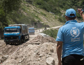 Liquid oxygen donated by the Chinese Government was brought to Kathmandu from the border port Tatopani in Nepal-China border, and trucked to governemnt hospitals in Kathmandu. Photo: WFP/Srawan Shrestha