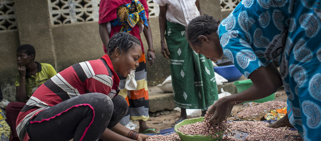 Women with beans provided by WFP in the fight against food insecurity in DR Congo