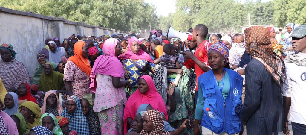 Men, women and children in WFPs distribution center in Nigeria