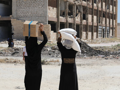 Families returning to their towns and villages in northern rural Aleppo receive WFP food assistance to help meet their immediate food needs and support their return home. 