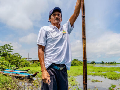 Resident of Los Espinos, Ecuador standing on a canoe for transporting people as the community has been impacted by heavy rains. WFP/Gonzalo Ruiz Resident of Los Espinos, Ecuador standing on a canoe for transporting people as the community has been impacted by heavy rains. WFP/Gonzalo Ruiz