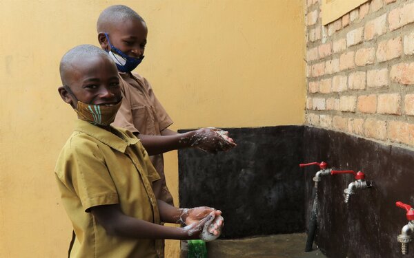 An efficient water supply means the children can wash their hands and the local community can access water closer to their homes. Photo: WFP/Emily Frendenberg 