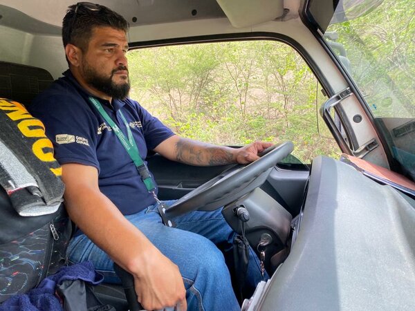 Ángel es el conductor del camión que transportó las raciones escolares.