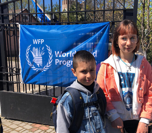 A WFP food distribution point in Odesa, where people gets boxes with pasta, canned meat, rice, oil and salt. Photo: WFP/Jonathan Dumont