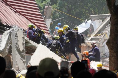 Rescuers and local residents clear rubble while searching for survivors at a collapsed building in Cali, Colombia. WFP/Arete/German Avila Chaparro