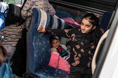 ©AFP DIEGO HERRERA CARCEDO Armenian refugees from Nagorno-Karabakh are seen in the center of town in Goris.