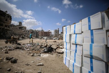 WFP/Ali Jadallah People walk among the ruins of Khan Younis to reach the local bakery that with support from the World Food Programme has been able to start operating again