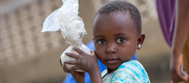 Child receiving food packet