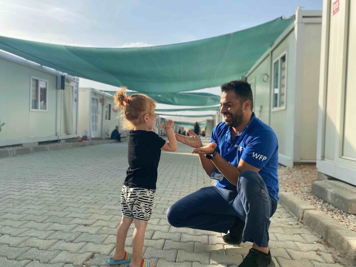 WFP and its partners provides vital support to Syrian and Ukrainian refugees through out the country. WFP Associate Cemil Mahlı ile playing with an Ukranian refugee girl in Elazig Temporary Accommodation Centre. 