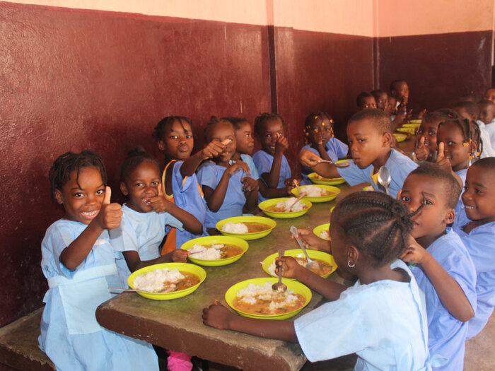 Children benefiting from the National School Food and Health Programme (PNASE) who have access to the hot plate at school.