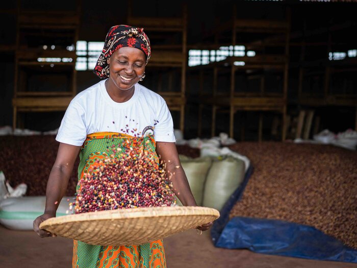 WFP is supporting smallholder farmers in Rwanda through training, linking local food production to schools, and providing cash to refugees to buy food from local markets. 