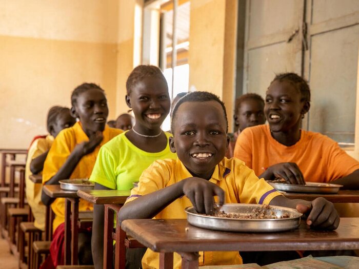 School children eating lunch at Udhaba Primary School in Aweil (Aweil Centre County).
