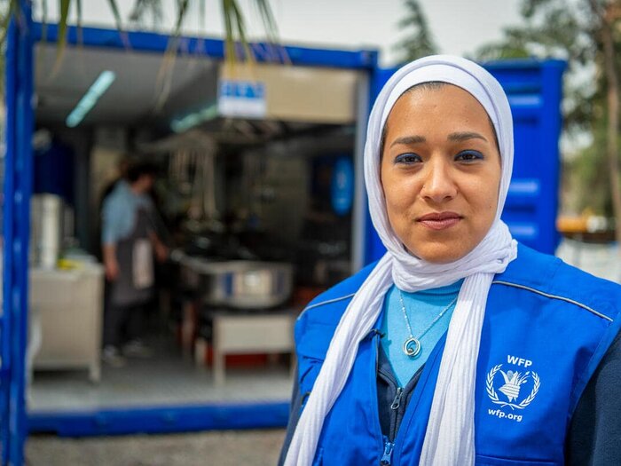 Omneya Makhlouf, WFP Emergency Operations Officer, monitoring a WFP hot meals distribution in front of a WFP/IOM Mobile kitchen in Kahramanmaraş, Türkiye.