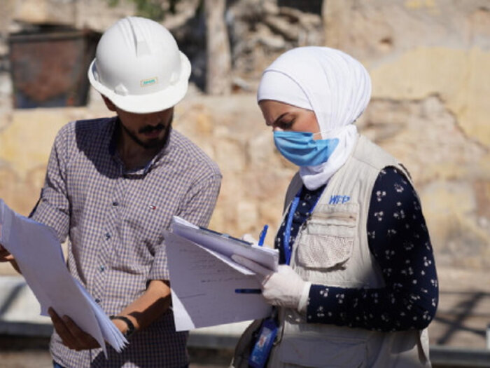 Two WFP staff working together