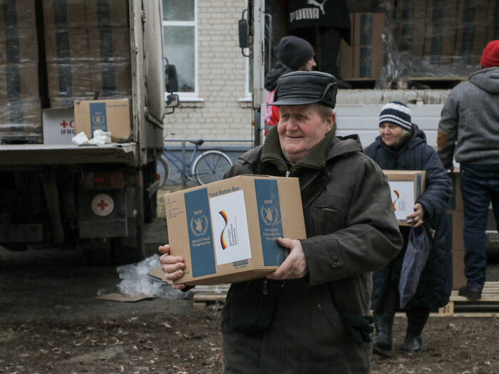Women receive food assistance which consists of food boxes for 30 days or 5 days, containing wheat, pasta, canned meat or beans, and vegetable oil.