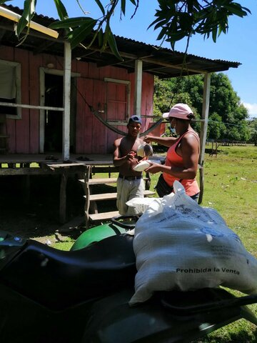 COVID-19: Teachers in Honduras get on their bikes to help deliver school meals