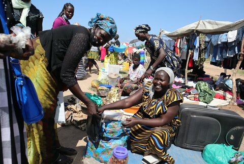 Cash grants from WFP empower refugees in Uganda