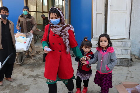 People in Afghanistan receiving WFP cash-based transfers. Photo: WFP/Sadeq Neri
