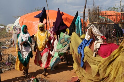 Hit by multiple crises, tens of thousands of Somalis flock to refugee camps in Kenya