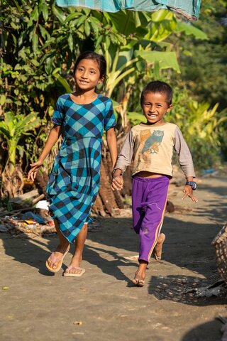 Children outside in Noakhali, Bangladesh. WFP/Akram Hossain