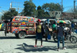 Personas en Puerto Príncipe caminando en las calles. Detrás un transporte colectivo local. Foto: WFP / Peyvand Khorsandi