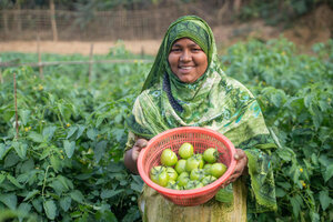 Farida, a member of the Goalmarha Matamuhuri Women’s Group, established a resilient garden, improved harvests, and increased her family’s income and food security. Photo: WFP/Rawful Alam.