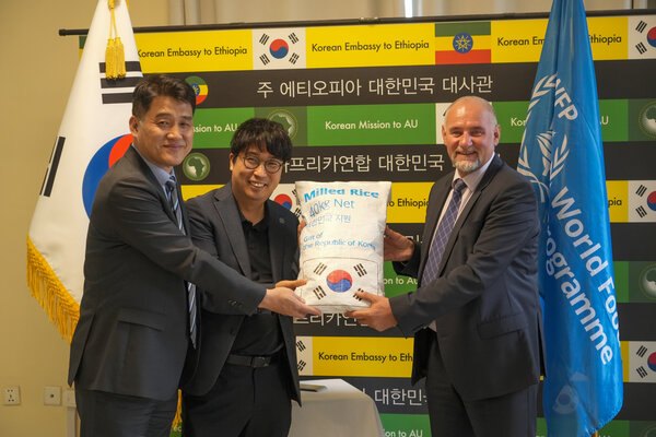 Photo: WFP/photo gallery. Hon. Cha Ji-ho, Member of the National Assembly of the Republic of Korea; H.E. Jung Kang, Ambassador of the Republic of Korea to Ethiopia; and Mr. Zlatan Milišić, Country Director and Representative of WFP Ethiopia, and the Korean Embassy delegation at the handover ceremony for the Republic of Korea's rice donation to WFP Ethiopia.
