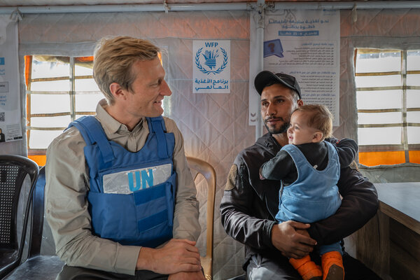 Acting Executive Director Carl Skau visits the Falastin camp nutrition site.