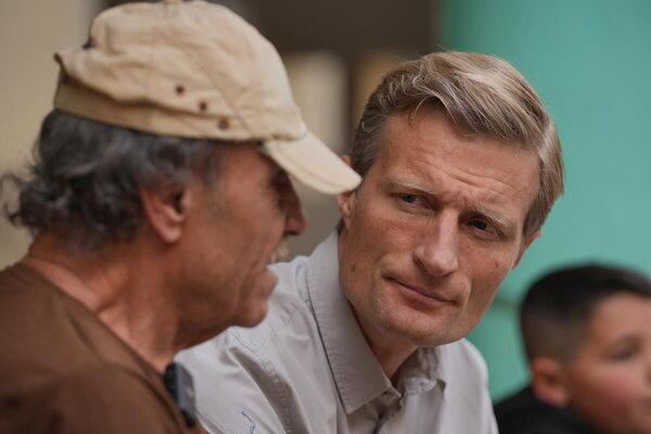 WFP/Arete/Mohammad Salami. WFP Deputy Executive Director and Chief Operating Officer Carl Skau visits one of the public schools turned temporary shelters for displaced people in Beirut, where WFP has begun providing hot meals since within first hours of escalation of conflict.