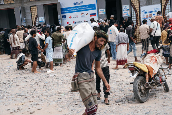  Photo: WFP/Sara Cuevas Gallardo. Emergency food distribution in Lahj, one of the biggest displacements hotspots during the conflict escalation in Yemen.