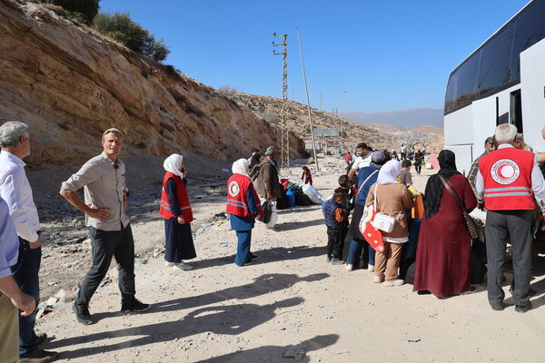 WFP/Hussam Al Saleh. Mr. Carl Skau, Deputy Executive Director of the United Nations World Food Programme, visited Jdeidat Yabous crossing (the border area between Lebanon and Syria), where he had the opportunity to meet Lebanese and Syrians fleeing the conflict in Lebanon.